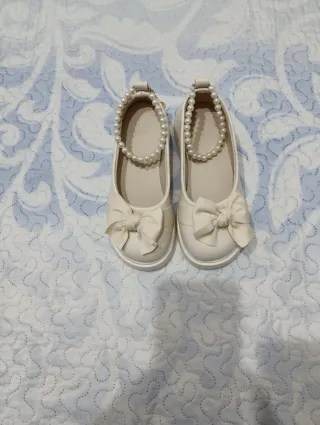 Zapatillas niña con lazo color crema Talla 33