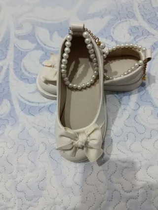 Zapatillas niña con lazo color crema Talla 33