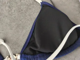 Bikini azul marino con detalle