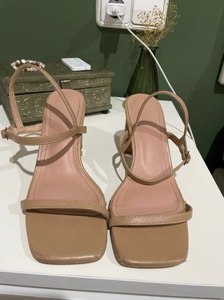 Sandalias beige tacón tiras