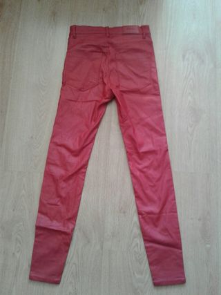 Pantalón efecto piel rojo