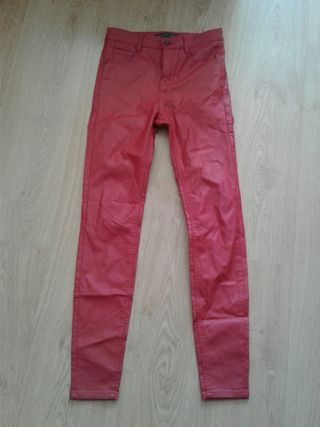 Pantalón efecto piel rojo