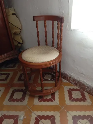 Scrivania e sedia in legno per bambini