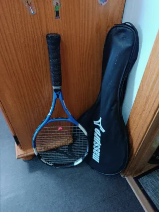 Raqueta de tenis azul con funda