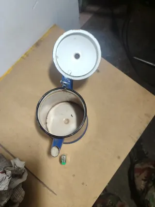 Jarra azul esmaltada antigua