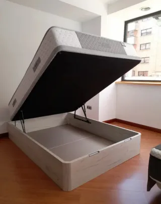 Canapé abatible gris y blanco