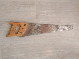 Serrucho de madera antiguo