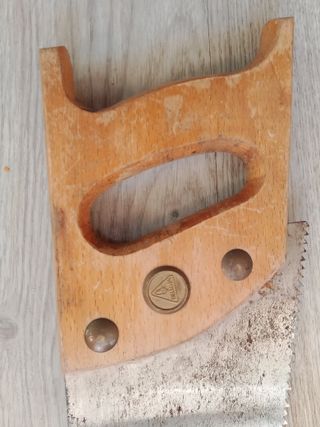 Serrucho de madera antiguo