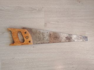 Serrucho de madera antiguo