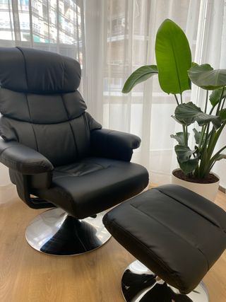 Sillón Jysk Negro con Reposapiés
