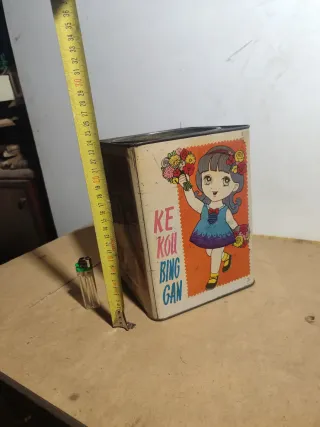 Antigua caja de lata asiática