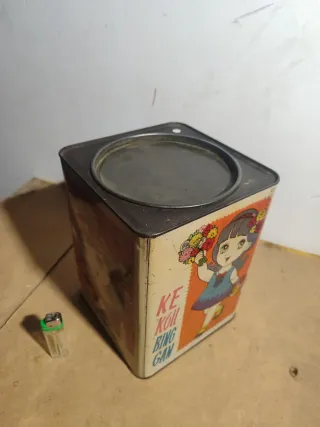 Antigua caja de lata asiática