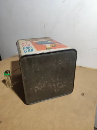 Antigua caja de lata asiática