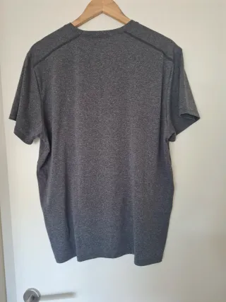 Camiseta deportiva hombre gris