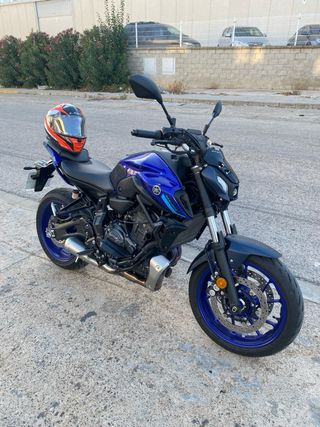 Moto Yamaha MT07 2024