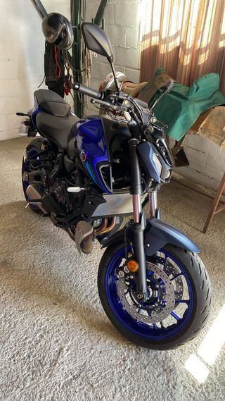 Moto Yamaha MT07 2024
