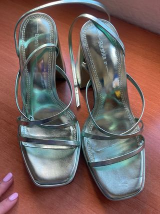 Sandalias Bershka tacón verde metalizado talla 37
