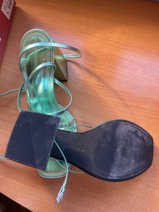 Sandalias Bershka tacón verde metalizado talla 37