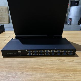 19 Console KVM LCD VGA a 16 porte