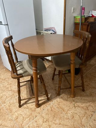Mesa pequeña extensible y dos sillas