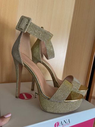 Zapatos de tacón dorados Dana