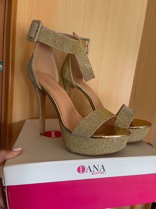 Zapatos de tacón dorados Dana