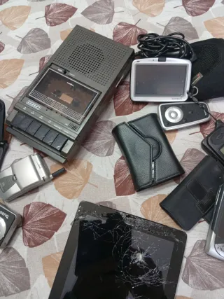 Oggetti vintage telefonini Tom Tom radio cassetta