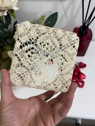 Ciotola decorativa in pizzo con cioccolatini