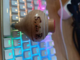 Peonza tradicional de madera torneada, punta metal
