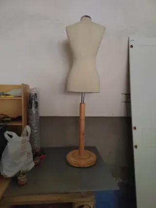 Maniquí de costura beige con base de madera
