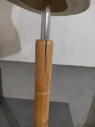 Maniquí de costura beige con base de madera