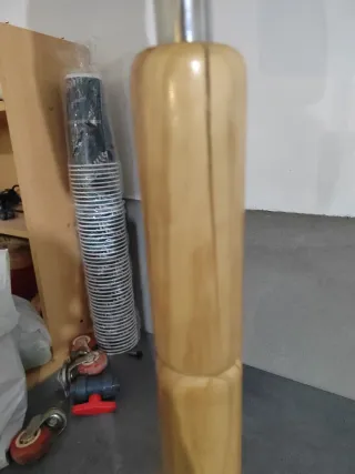 Maniquí de costura beige con base de madera