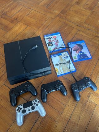 Ps4 con 4 mandos y 3 juegos