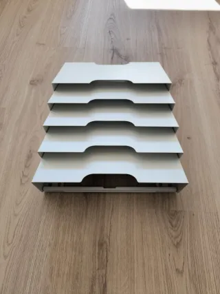 Revistero de metal blanco