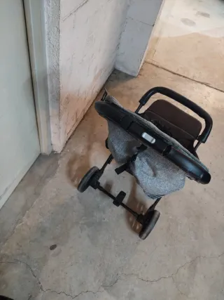 Cochecito bebé gris y negro