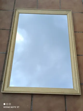 Specchio elegante con cornice in legno dorato