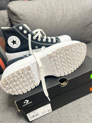 Zapatillas Converse Negras y Blancas