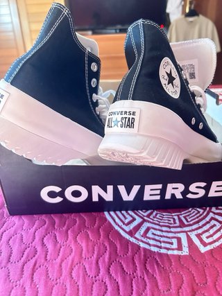 Zapatillas Converse Negras y Blancas