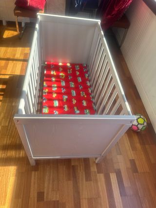 Cuna de bebé blanca