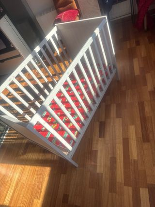 Cuna de bebé blanca