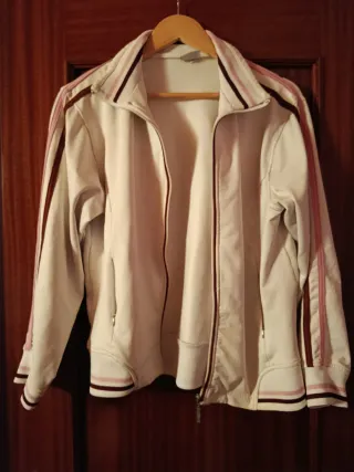 Chaqueta deportiva blanca y rosa