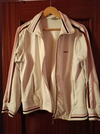 Chaqueta deportiva blanca y rosa