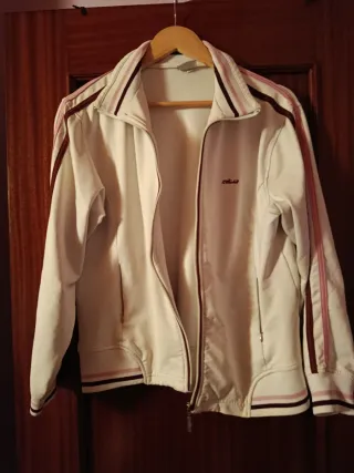 Chaqueta deportiva blanca y rosa