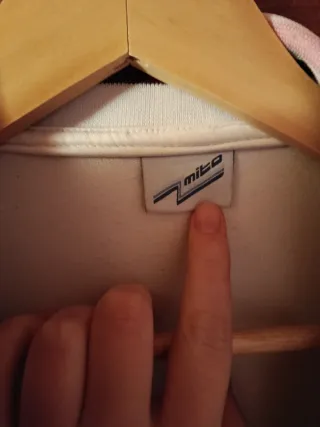 Chaqueta deportiva blanca y rosa