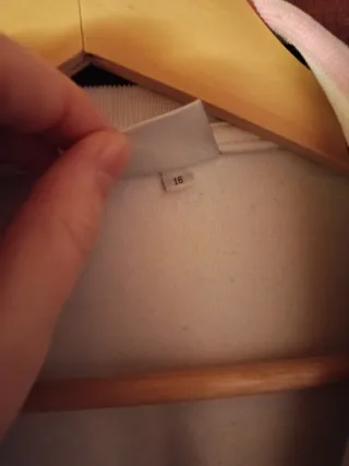 Chaqueta deportiva blanca y rosa