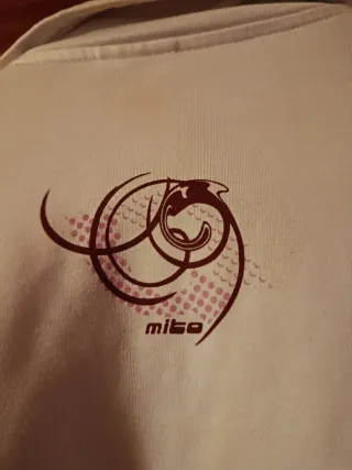 Chaqueta deportiva blanca y rosa