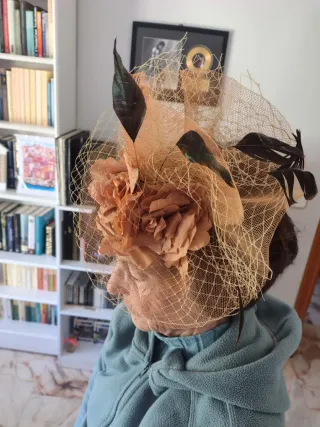 Tocado de fiesta hecho a mano. Un solo uso.