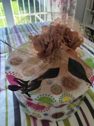 Tocado de fiesta hecho a mano. Un solo uso.