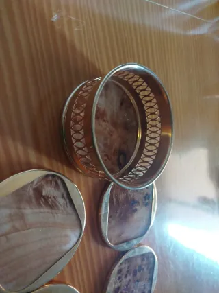 Set di sottobicchieri in legno e metallo antichi