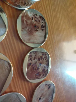 Set di sottobicchieri in legno e metallo antichi